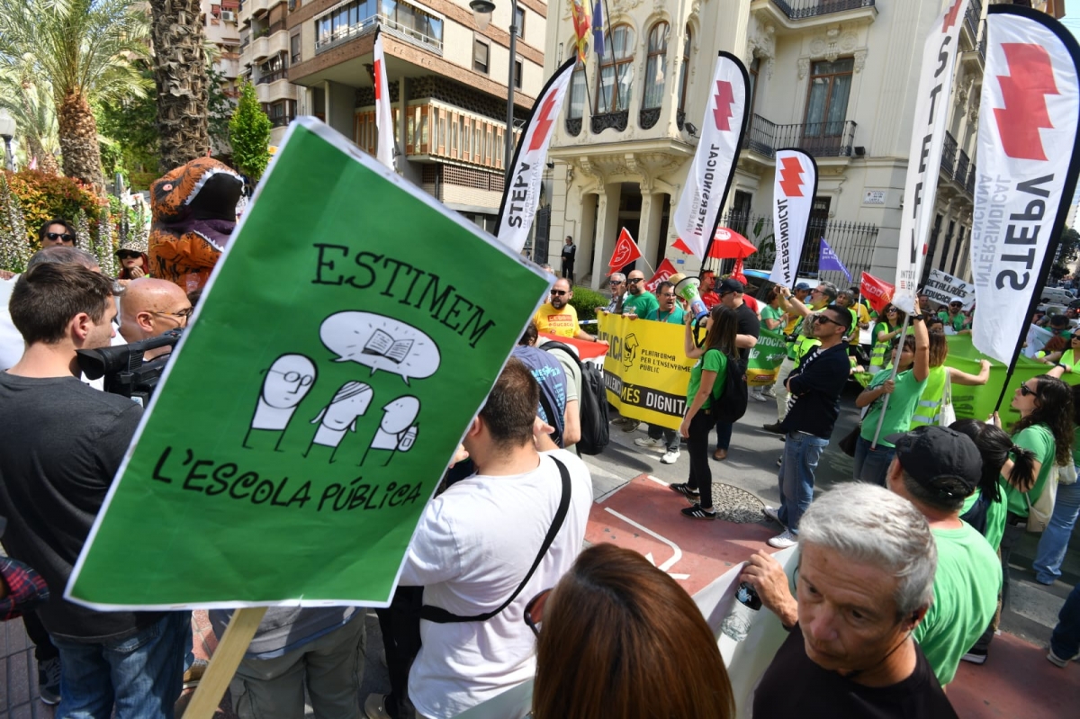 Tercer día de huelga en Educación:  otras 2.000 personas protestan en Alicante ante la sede del Consell
