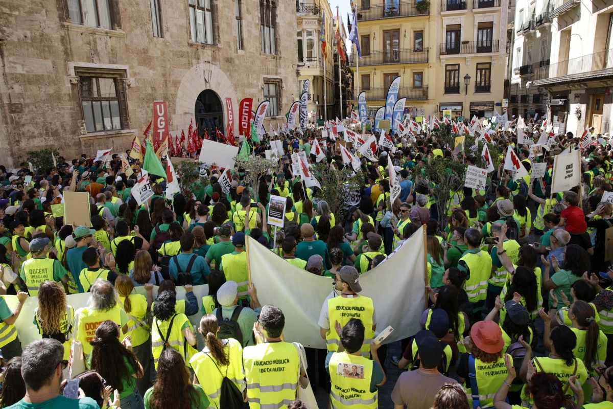 Cientos de docentes llevan la huelga indefinida hasta el Palau de la Generalitat