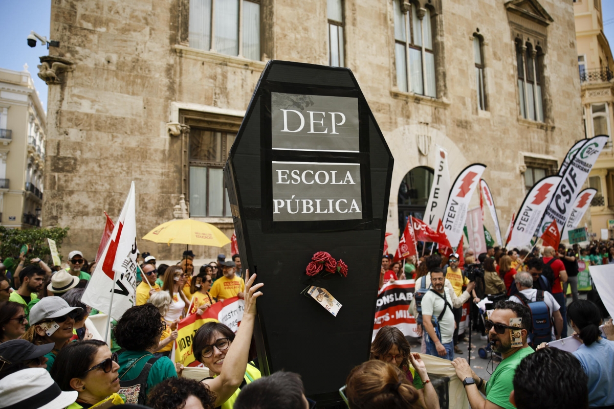 Personal docente se concentra ante el Palau de la Generalitat durante este miércoles.