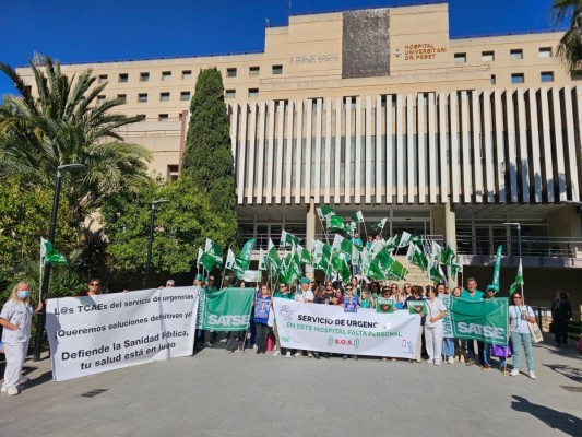 Trabajadores de Urgencias del Hospital Peset se concentran para exigir refuerzos urgentes de personal
