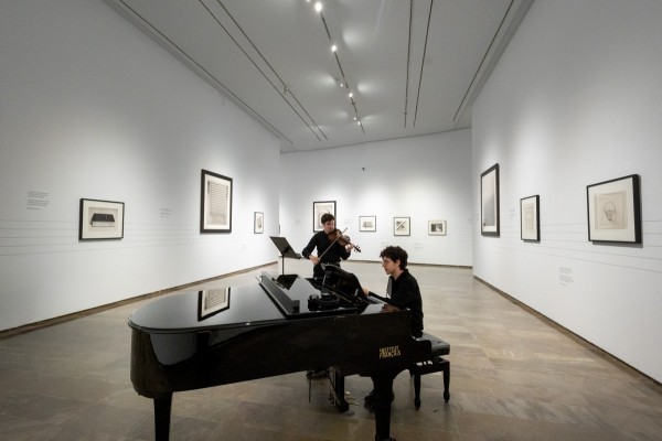 El Centre del Carme se despide de la exposición de Chema Madoz dando vida a las partituras que le han inspirado