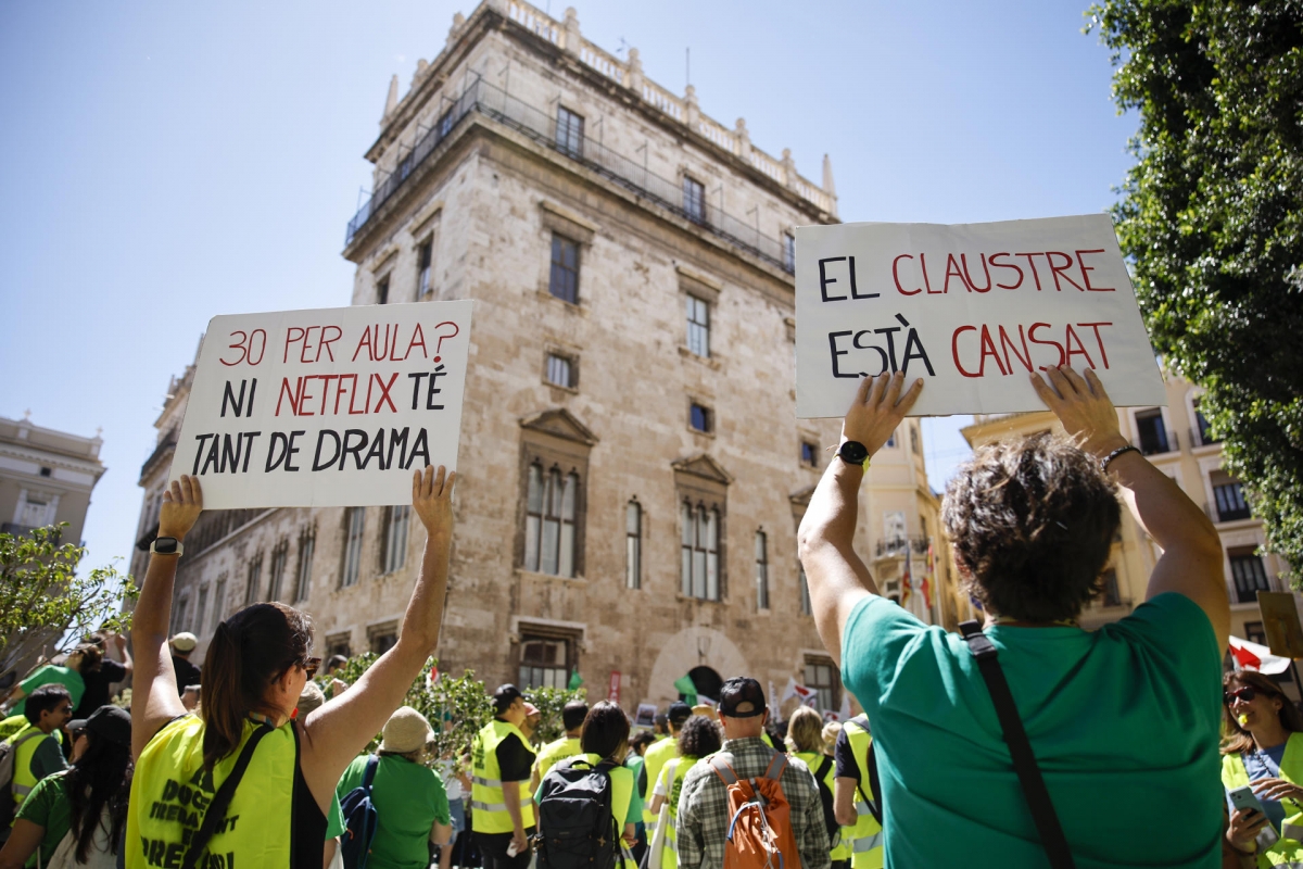 Personal docente se concentra ante el Palau de la Generalitat durante este miércoles. - Foto: EFE/BIEL ALIÑO Personal docente se concentra ante el Palau de la Generalitat durante este miércoles.