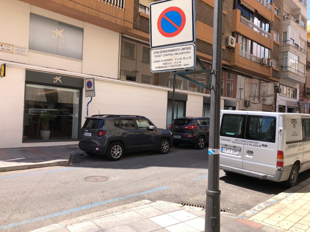 Las señales informativas sobre el estacionamiento regulado, en Alicante.
