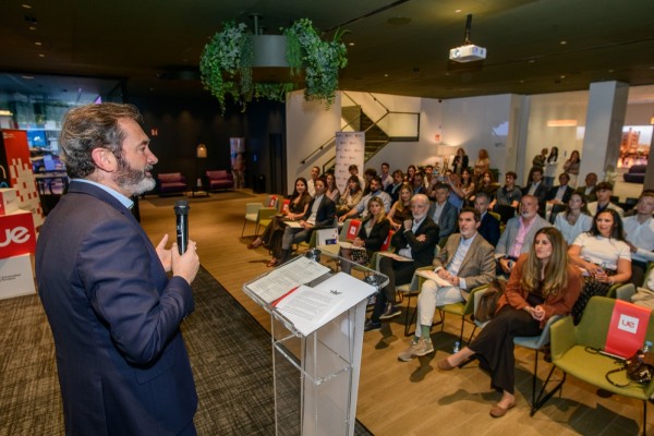 Universidad y empresa se unen en los Premios Business Lab para impulsar el talento de más de 300 alumnos en Valencia, en imágenes