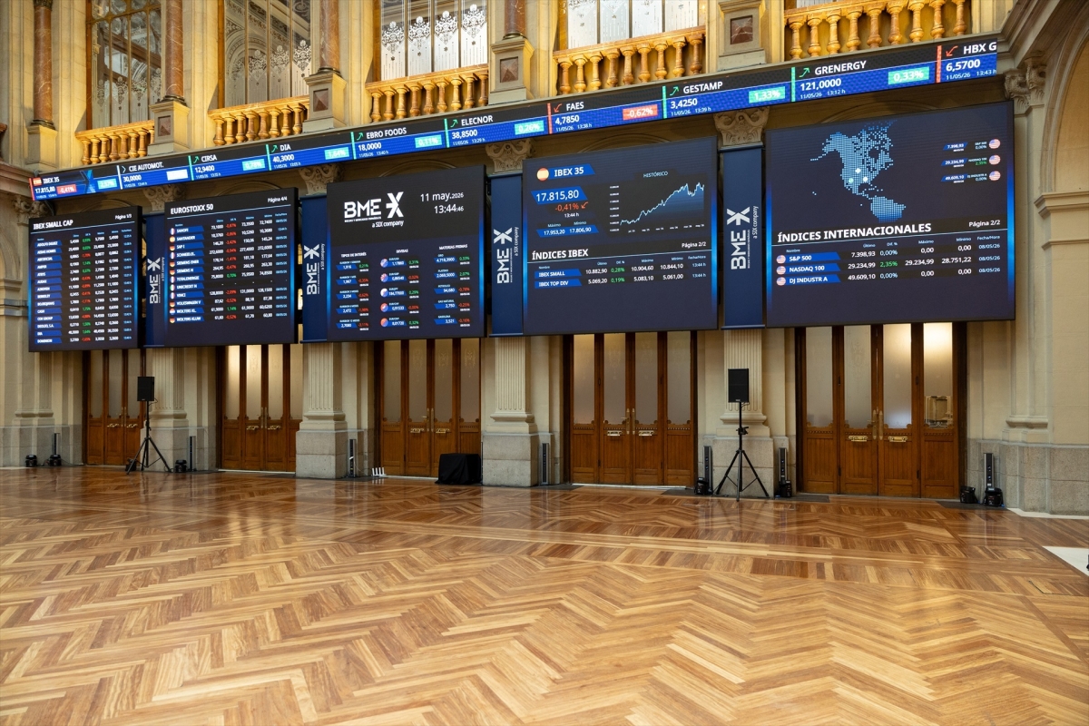 El Ibex 35 sube un 0,7% en la apertura y se acerca a los 17.800 puntos, con el petróleo en 105 dólares