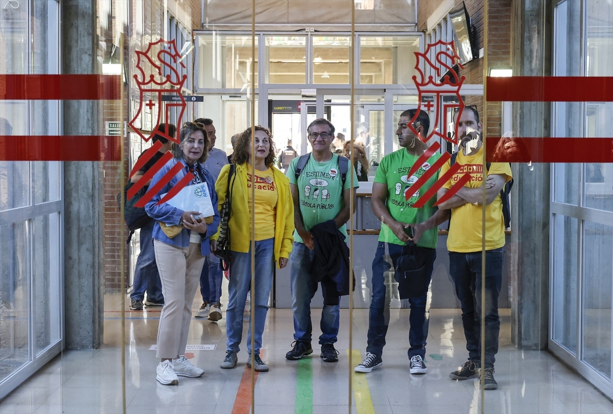 Representantes sindicales entran este jueves a la Conselleria de Educación.
