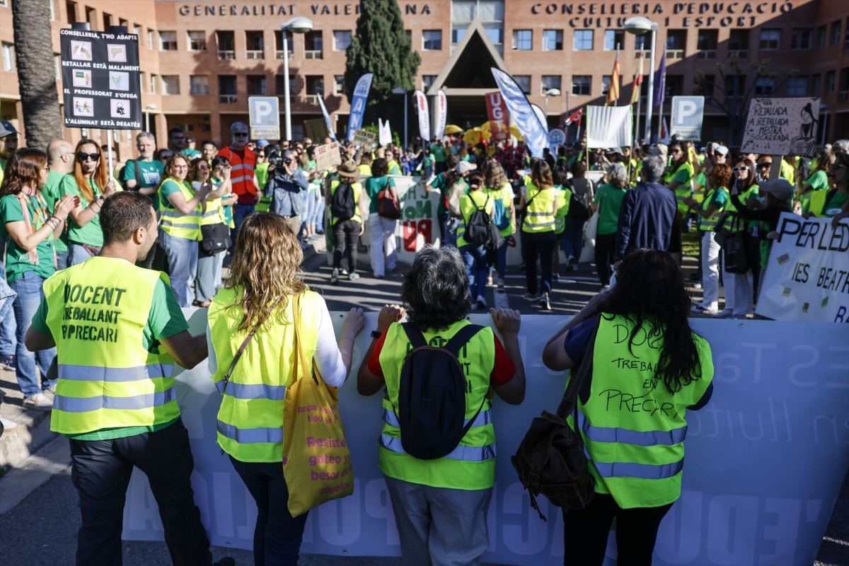 Manifestantes se concentran en las puertas de Conselleria este jueves.