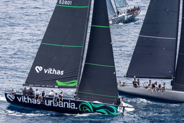 Vithas refuerza su apoyo al deporte dando nombre al equipo ‘Vithas Urbania’, que compite con éxito en las principales regatas