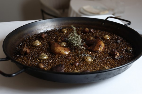 Arroz de conejo con costilla y caracoles al romero (La Suculenta)