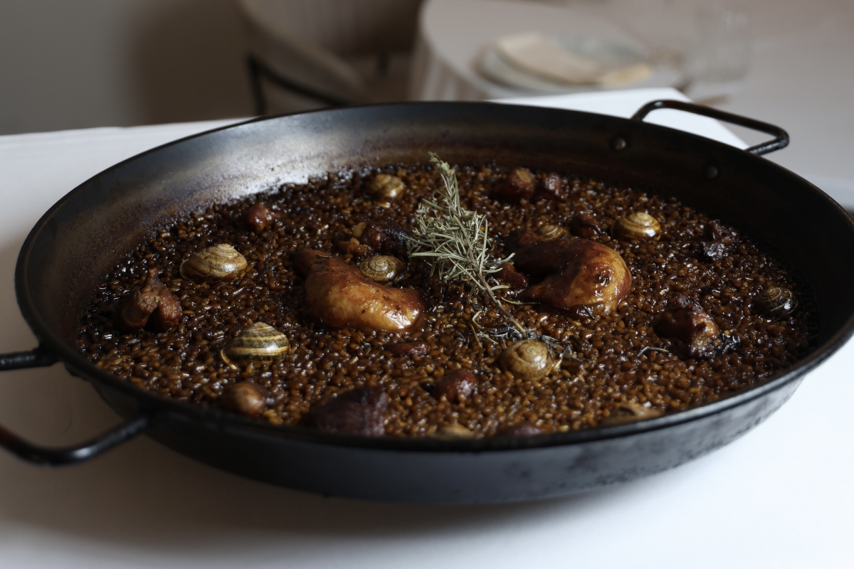 Arroz de conejo con costilla y caracoles al romero (La Suculenta)