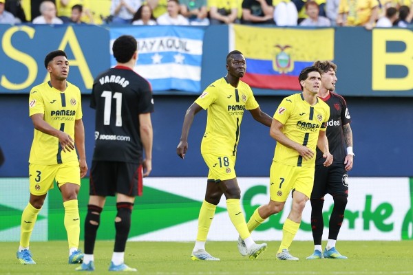 El Villarreal desperdicia un 0-2 en casa ocho años y medio después ante el mismo rival