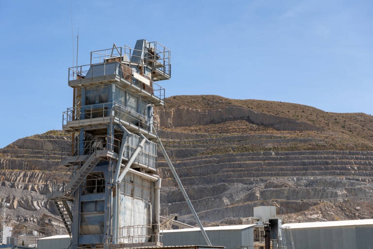 El Consell concede a Cemex 30 años de prórroga para explotar su cantera en Fontcalent