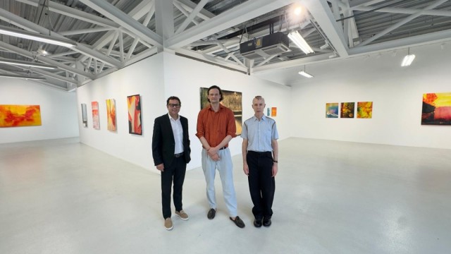 La huida en el arte retratado: Roman Schramm fusiona pintura, fotografía y algoritmo en el Centro Párraga de Murcia