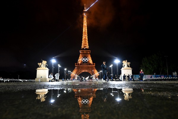 La Torre Eiffel y Rafa Nadal alumbran los Juegos de los récords