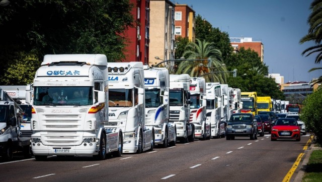 UGT anuncia una huelga indefinida en el transporte por carretera a partir del 8 de junio