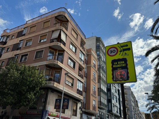 Elche instalará nuevos paneles de control de velocidad en entornos educativos