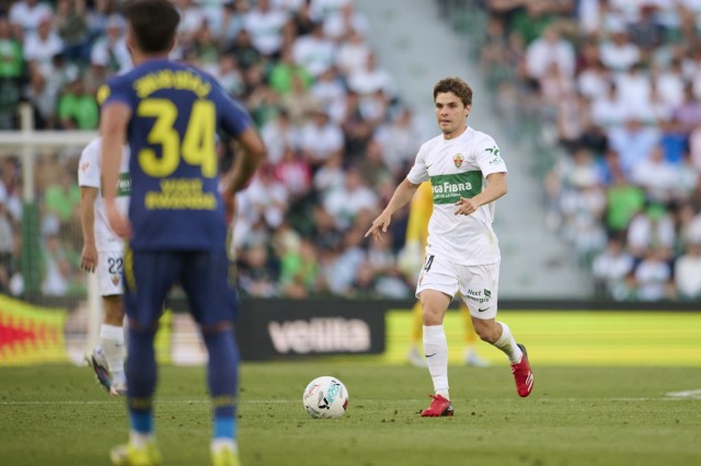 La canas que no le saldrán a Aleix Febas a la hora de decidir si sigue jugando o no con el Elche CF