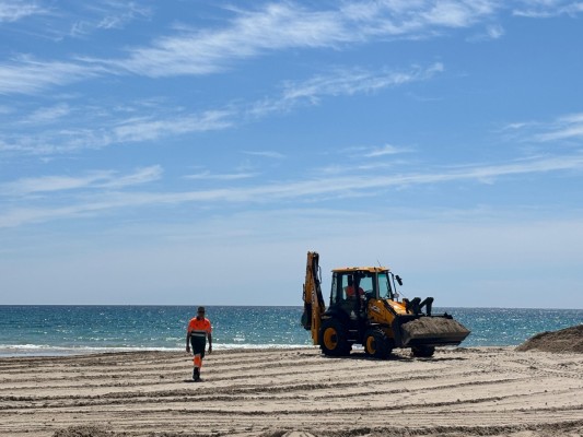 Orihuela Costa incorpora una nueva retroexcavadora para reforzar el mantenimiento de viales y playas