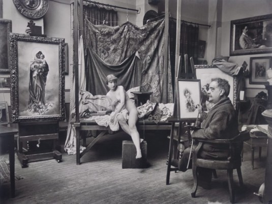 Una 'mirilla' para colarse en 'El taller del artista': una exposición de fotografía en el Archivo Regional llama a la puerta del pasado