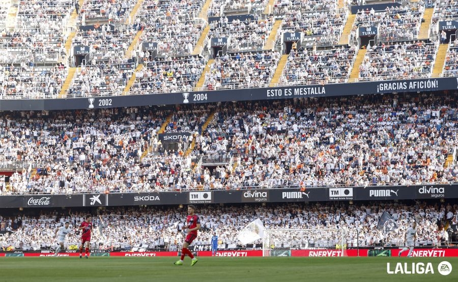 Mestalla se tiñe de blanco y de banderas naranjas contra el Rayo
