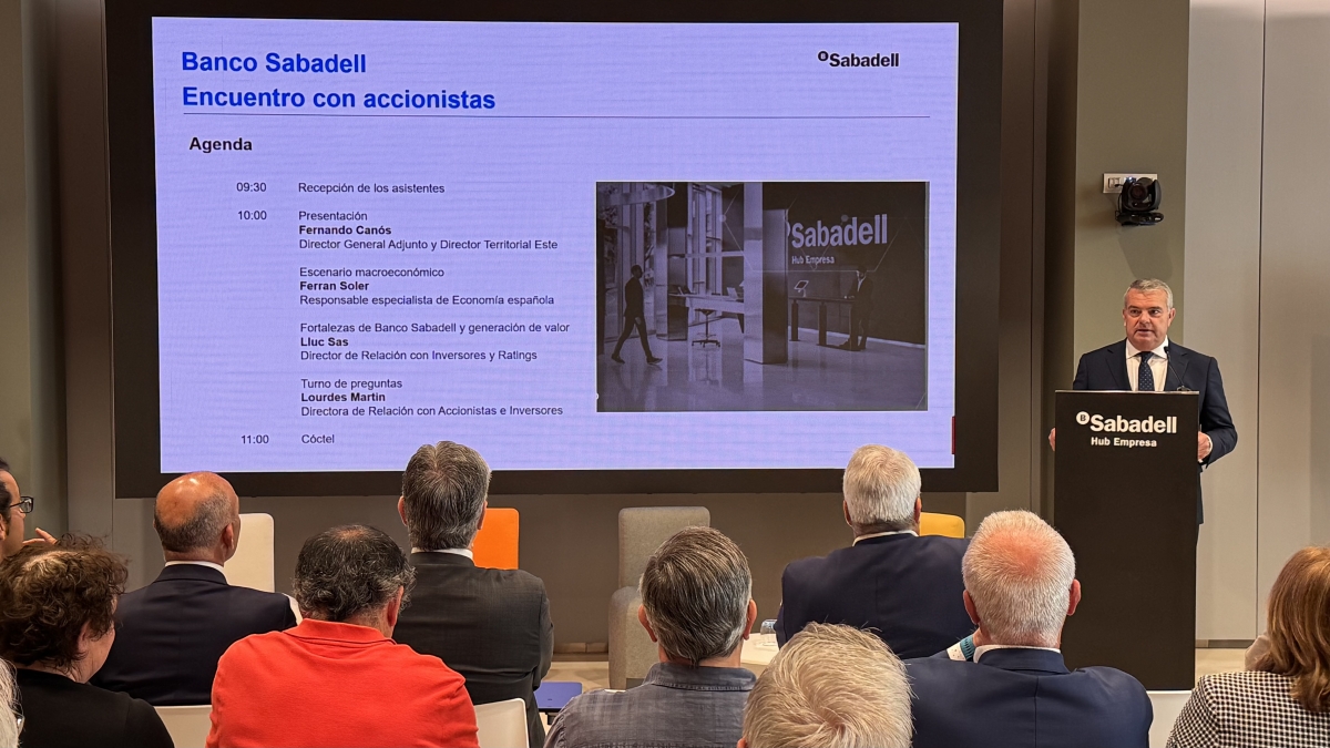 Banco Sabadell reúne a más de 150 accionistas en el Auditorio de Óscar Esplá en Alicante y el Hub de València. - Foto: PLAZA Banco Sabadell reúne a más de 150 accionistas en el Auditorio de Óscar Esplá en Alicante y el Hub de València.