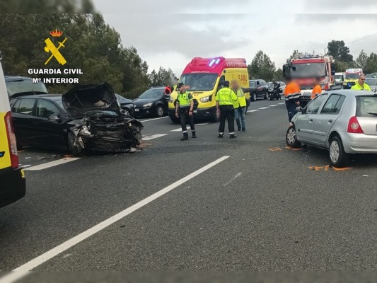 Investigado un conductor por provocar un accidente en Tibi mientras iba en sentido contrario