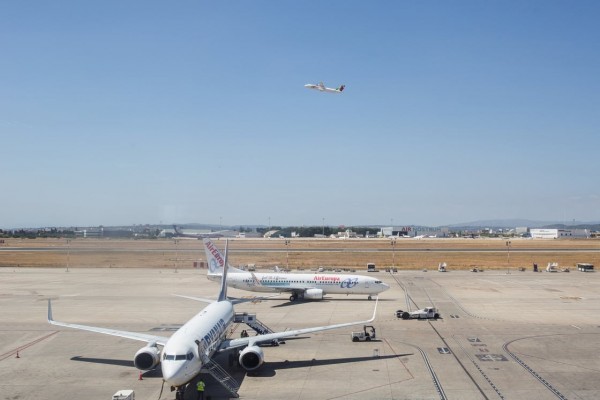 València conecta con 108 aeropuertos este verano y crece un 11% en plazas aéreas