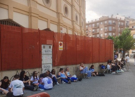 Colas para ver a Aitana en la Plaza de Toros de Murcia: 