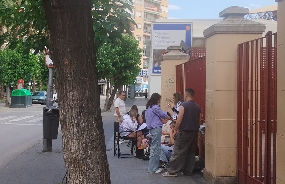 Cola para ver a Aitana en la Plaza de Toros