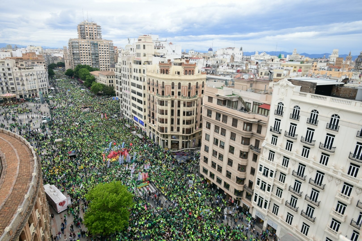 Miles de docentes colapsan el centro de València: “Es un día histórico para la educación valenciana”