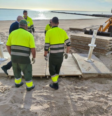 El Campello completa la instalación de pasarelas, papeleras e islas de reciclaje en sus playas ante la llegada de turistas