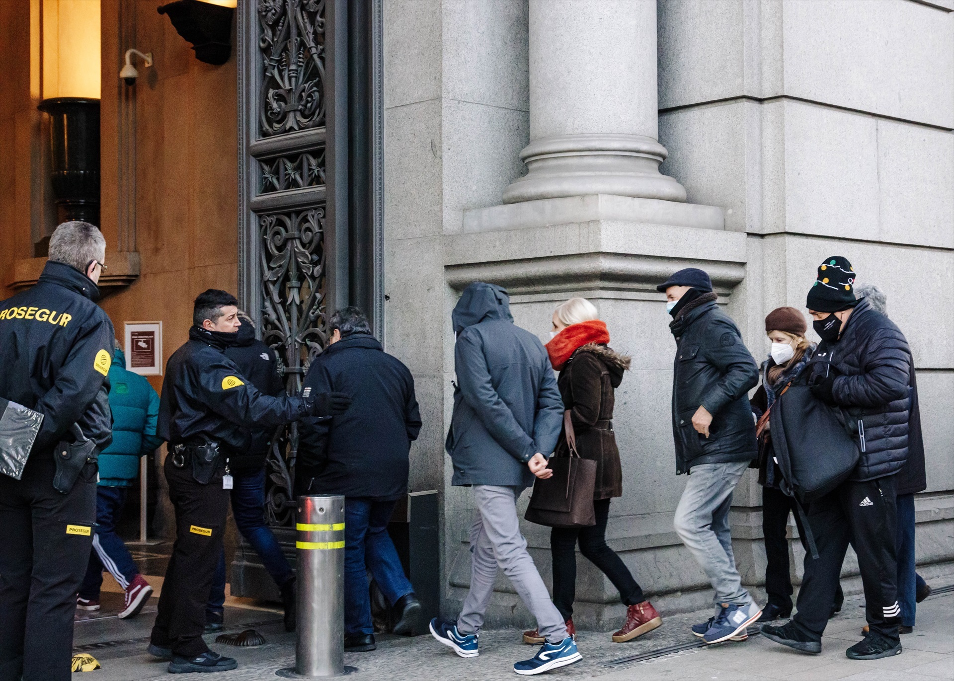 Varias personas entran en el Banco de España para contratar Letras del Tesoro. Foto: CARLOS LUJÁN/EP - 
