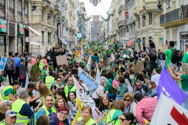 Los sindicatos exhiben su poder de convocatoria y aprietan al Consell por las reivindicaciones docentes