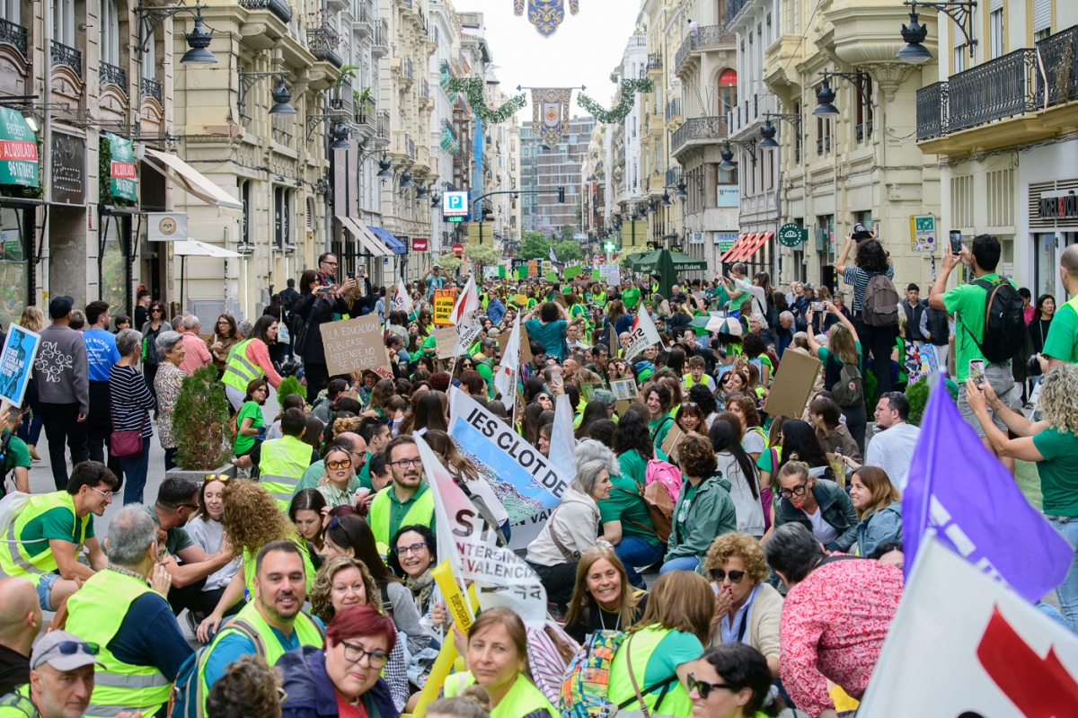 Los sindicatos exhiben su poder de convocatoria y aprietan al Consell por las reivindicaciones docentes
