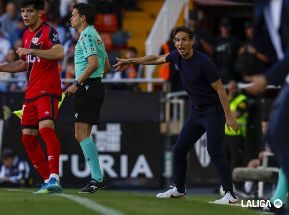Iñigo Pérez no conoce la victoria en ninguna de sus visitas al Metropolitano como entrenador