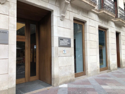 Las pensiones irrumpen en la campaña del Colegio de Arquitectos de Alicante y obligan a la candidata Pallarés a corregir