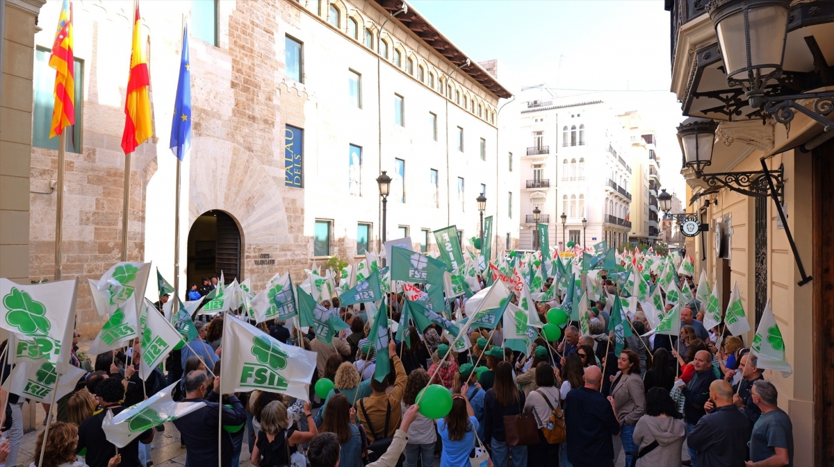 La concertada también convoca huelga: prepara paros parciales en junio