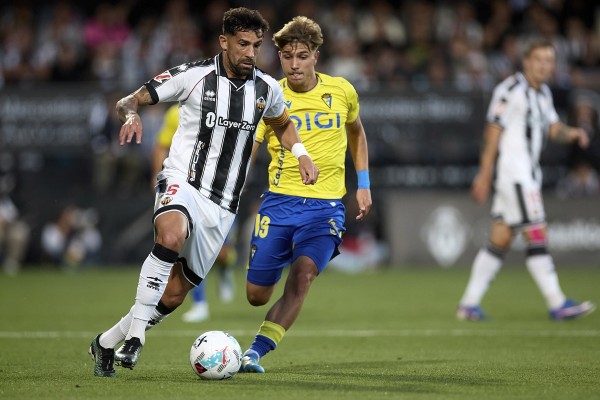 El Castellón sufre un frenazo ante el Cádiz y complica sus opciones de 'play off'