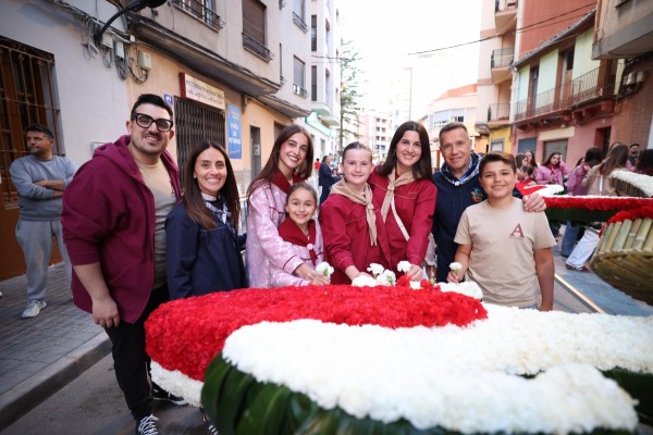 Los primeros jardines efímeros florecen en las calles de Burriana con el montaje de las Cruces de Mayo