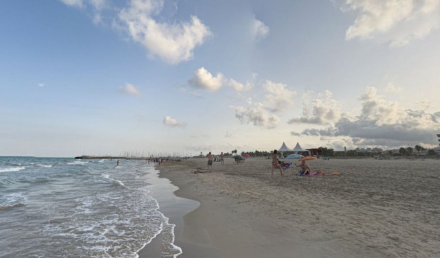 La playa de Canet reabre al baño tras desaparecer la contaminación del agua