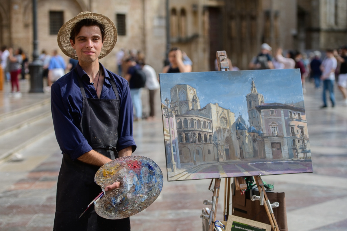Sandro, el pintor callejero que retrata los edificios históricos de València