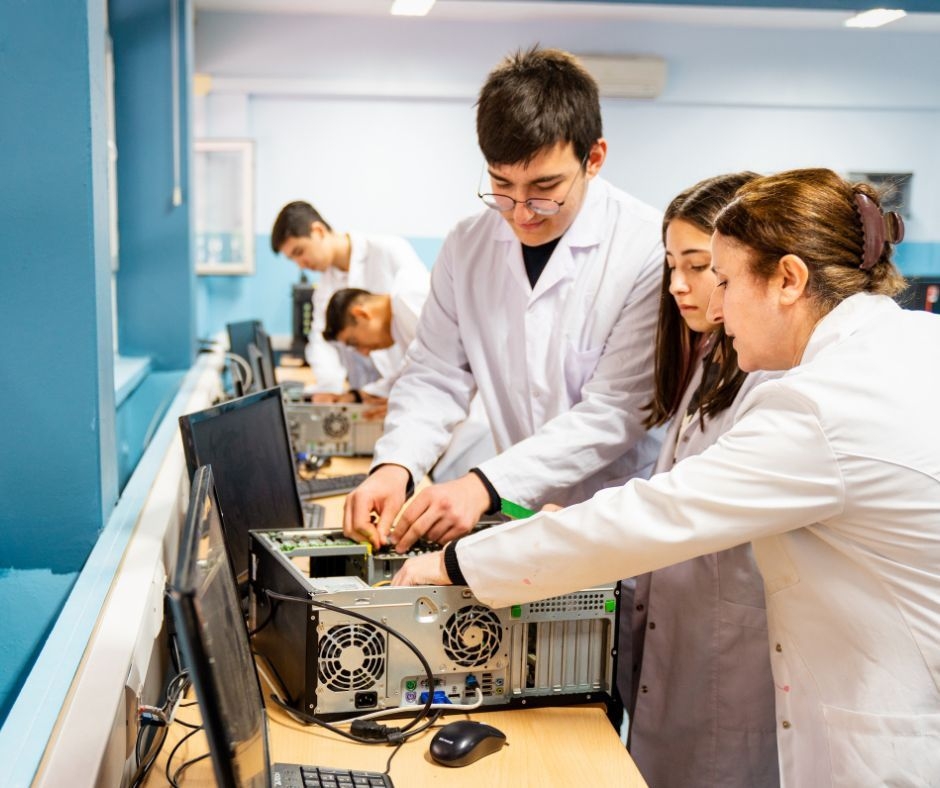 Educación amplía la red de viveros de empresa del programa 'Llança't' con la incorporación de nuevos centros
