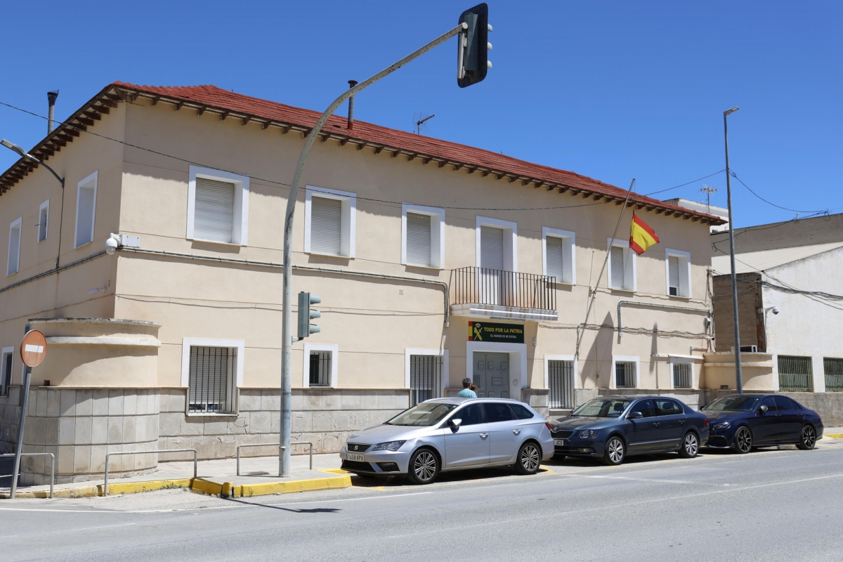Hallan los cuerpos sin vida de un guardia civil, su mujer y su hijo en Dolores. - Foto: EFE / Pablo Miranzo Hallan los cuerpos sin vida de un guardia civil, su mujer y su hijo en Dolores.