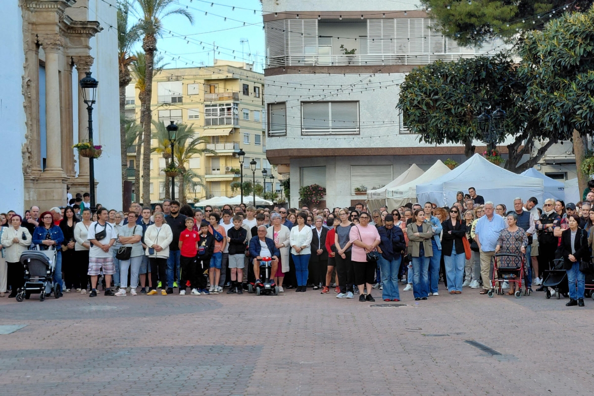 Cientos de vecinos muestran su tristeza por el crimen en el cuartel de la Guardia Civil de Dolores