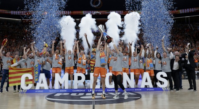 Valencia Basket gana su cuarta Liga Femenina con una canasta de Anderson sobre la bocina 