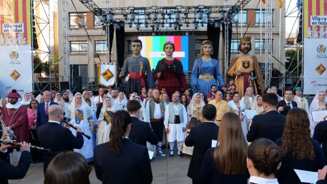 Vila-real ofrenda a Sant Pasqual en un arranque de fiestas multitudinario