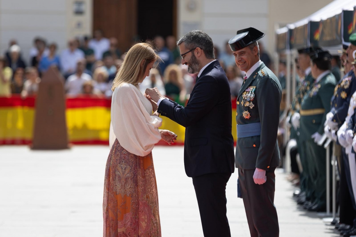 Francisco Lucas impone la Cruz de Plata de la Orden del Mérito de la Guardia Civil a Mariola Guevara