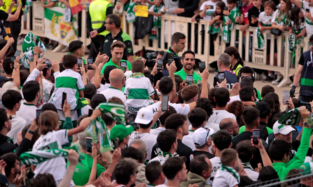 Caluroso recibimiento del franjiverdismo al autobus oficial del Elche CF antes de su final con el Getafe CF