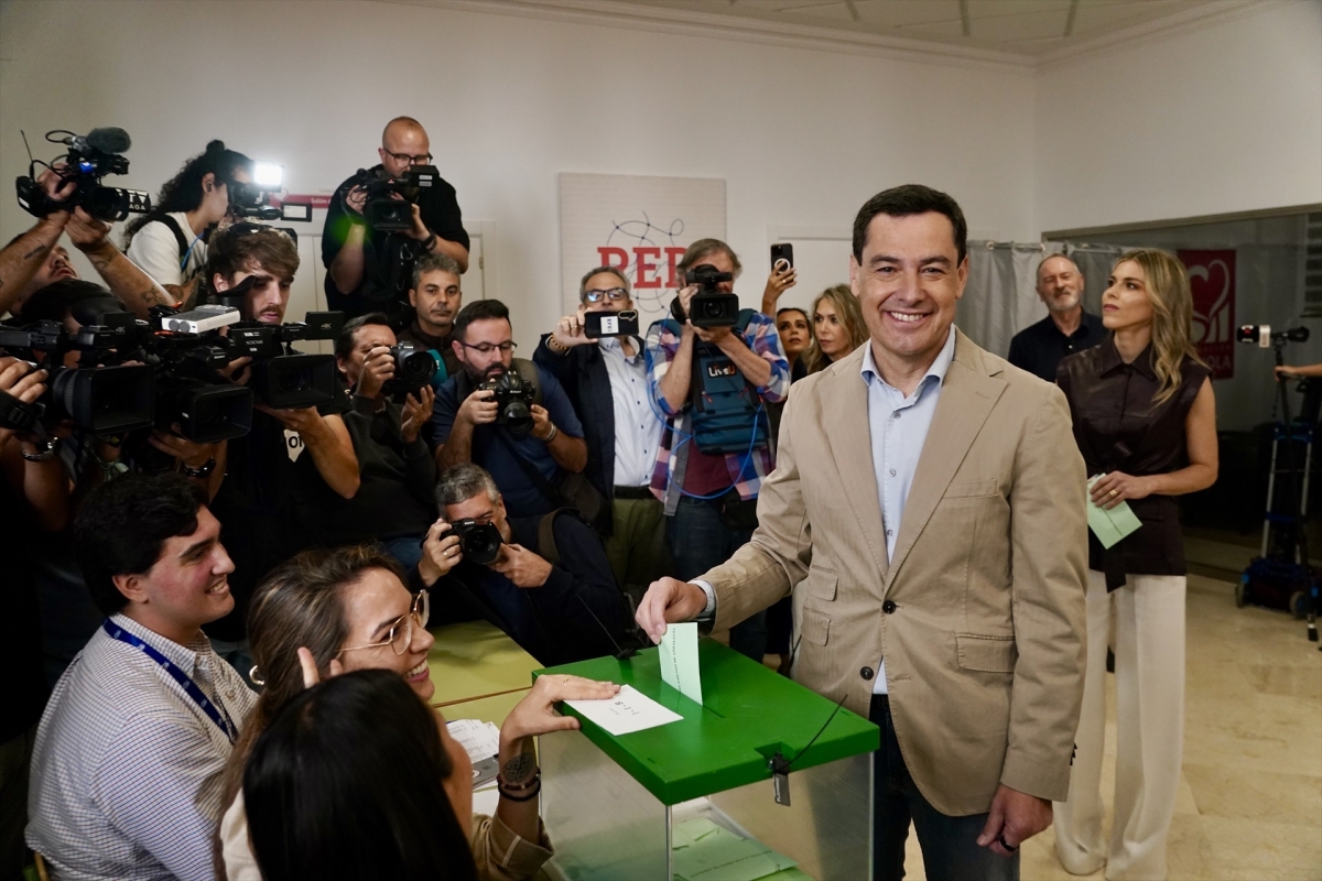 Moreno repetiría mayoría absoluta en Andalucía con entre 56 y 59 diputados, según los sondeos