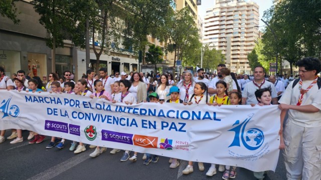 Los jóvenes scouts marchan por las calles de Murcia para pedir la paz